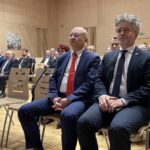 30.11.2022. Kielce. Państwowa Inspekcja Pracy nagrodziła wzorowych przedsiębiorców z regionu. Na zdjęciu (od lewej): Andrzej Derza - Okręgowy Inspektor Pracy w Kielcach, senator Krzysztof Słoń / Fot. Michał Kita - Radio Kielce