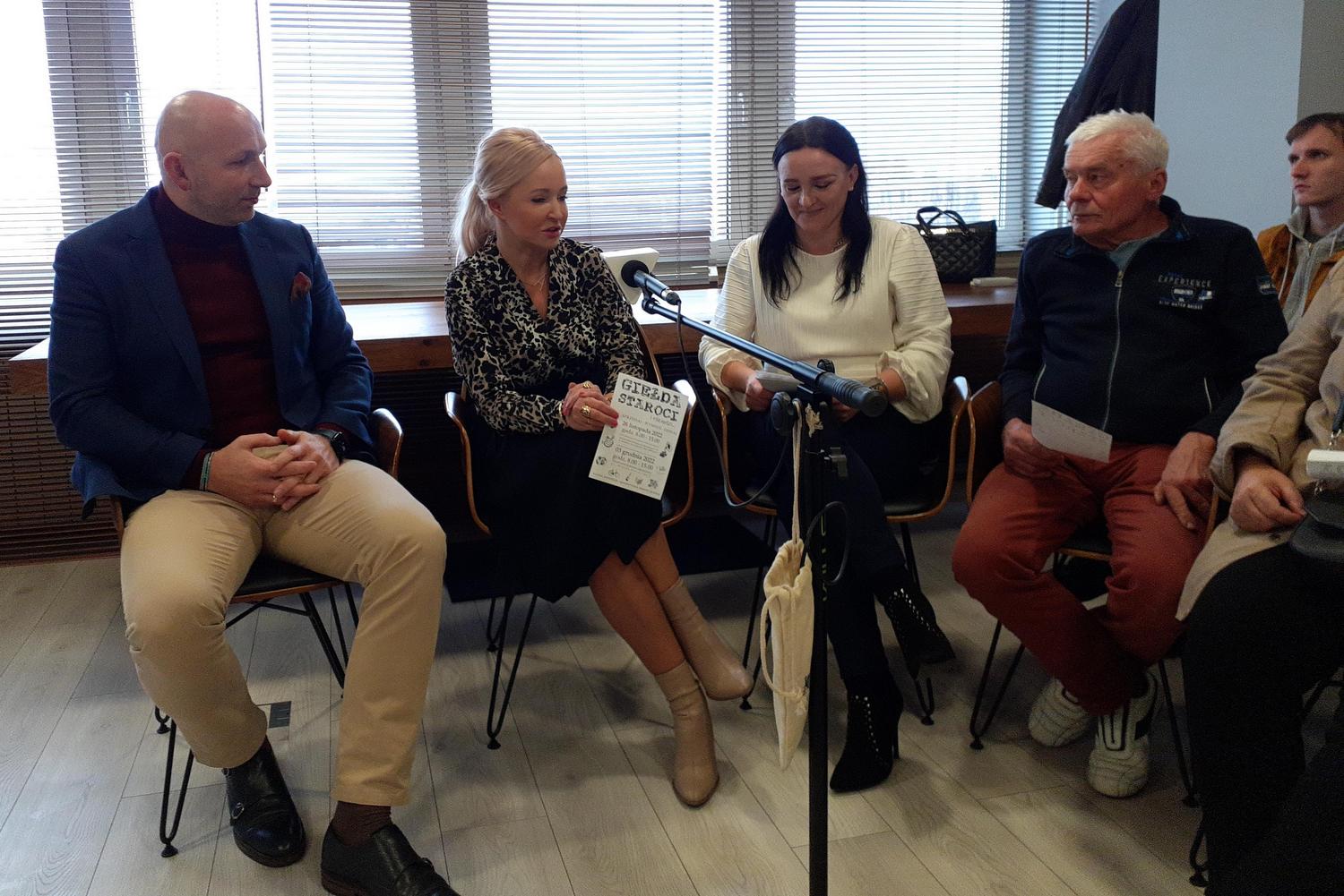 10.11.2022. Starachowice. Konferencja na temat giełdy staroci. Na zdjęciu (od lewej): Marcin Perz - prezes SSE, Agnieszka Kuś - radna powiatowa PiS, Małgorzata Derlecka - działaczka społeczna / Fot. Anna Głąb - Radio Kielce