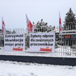 Na zdjęciu: transparenty przed biurowcem głównym MAN Bus / Fot. Anna Głąb - Radio Kielce