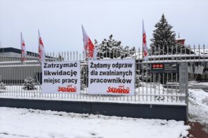 Na zdjęciu: transparenty przed biurowcem głównym MAN Bus / Fot. Anna Głąb - Radio Kielce