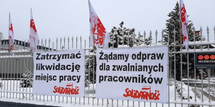 Na zdjęciu: transparenty przed biurowcem głównym MAN Bus / Fot. Anna Głąb - Radio Kielce