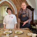 Mistrz śląskiej kuchni w zakonie w Zawichoście - Radio Kielce 17.11.2022. Zawichost. Nagrywanie odcinka programu z cyklu „Klasztorne smaki”. Na zdjęciu: siostra Dominika i Remigiusz Rączka w klasztorze Jadwiżanek / Fot. Aneta Chwalba - TVP3 Katowice