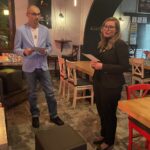 Koncerty i krajobrazy okiem artysty - Radio Kielce 05.11.2022. Sandomierz. Wernisaż wystawy Piotra Grudnia. Na zdjęciu (od lewej): Piotr Grudzień i Katarzyna Radziwiłko - dyrektor Sandomierskiego Centrum Kultury / Fot. Grażyna Szlęzak - Radio Kielce