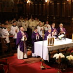 02.11.2022. Sandomierz. Msza w katedrze pod przewodnictwem bp Krzysztofa Nitkiewicza za zmarłych biskupów i księży. / Fot. ksiądz Grzegorz Słodkowski - rzecznik diecezji sandomierskiej