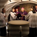 02.11.2022. Sandomierz. Msza w katedrze pod przewodnictwem bp Krzysztofa Nitkiewicza za zmarłych biskupów i księży. / Fot. ksiądz Grzegorz Słodkowski - rzecznik diecezji sandomierskiej