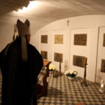 02.11.2022. Sandomierz. Msza w katedrze pod przewodnictwem bp Krzysztofa Nitkiewicza za zmarłych biskupów i księży. / Fot. ksiądz Grzegorz Słodkowski - rzecznik diecezji sandomierskiej