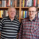 Na zdjęciu autorzy książki „Ziemia kielecka na pocztówkach Polskiego Towarzystwa Turystyczno-Krajoznawczego” Krzysztof Lorek i Marcin Lorek / Źródło: Krzysztof Lorek