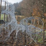 02.11.2022. Żerdziny. Budowa tymczasowej zapory na granicy z obwodem kaliningradzkim w okolicach miejscowości Żerdziny w gminie Dubeninki. / Fot. Tomasz Waszczuk - PAP