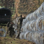 02.11.2022. Żerdziny. Budowa tymczasowej zapory na granicy z obwodem kaliningradzkim w okolicach miejscowości Żerdziny w gminie Dubeninki. / Fot. Tomasz Waszczuk - PAP