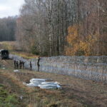02.11.2022. Żerdziny. Budowa tymczasowej zapory na granicy z obwodem kaliningradzkim w okolicach miejscowości Żerdziny w gminie Dubeninki. / Fot. Tomasz Waszczuk - PAP