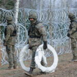 02.11.2022. Żerdziny. Budowa tymczasowej zapory na granicy z obwodem kaliningradzkim w okolicach miejscowości Żerdziny w gminie Dubeninki. / Fot. Tomasz Waszczuk - PAP