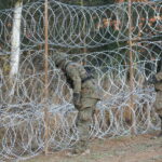 02.11.2022. Żerdziny. Budowa tymczasowej zapory na granicy z obwodem kaliningradzkim w okolicach miejscowości Żerdziny w gminie Dubeninki. / Fot. Tomasz Waszczuk - PAP