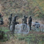 02.11.2022. Żerdziny. Budowa tymczasowej zapory na granicy z obwodem kaliningradzkim w okolicach miejscowości Żerdziny w gminie Dubeninki. / Fot. Tomasz Waszczuk - PAP