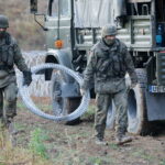 02.11.2022. Żerdziny. Budowa tymczasowej zapory na granicy z obwodem kaliningradzkim w okolicach miejscowości Żerdziny w gminie Dubeninki. / Fot. Tomasz Waszczuk - PAP