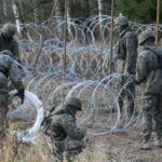 02.11.2022. Żerdziny. Budowa tymczasowej zapory na granicy z obwodem kaliningradzkim w okolicach miejscowości Żerdziny w gminie Dubeninki. / Fot. Tomasz Waszczuk - PAP