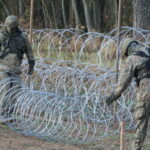 02.11.2022. Żerdziny. Budowa tymczasowej zapory na granicy z obwodem kaliningradzkim w okolicach miejscowości Żerdziny w gminie Dubeninki. / Fot. Tomasz Waszczuk - PAP