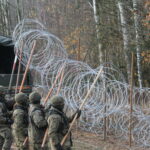 02.11.2022. Żerdziny. Budowa tymczasowej zapory na granicy z obwodem kaliningradzkim w okolicach miejscowości Żerdziny w gminie Dubeninki. / Fot. Tomasz Waszczuk - PAP