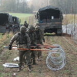 02.11.2022. Żerdziny. Budowa tymczasowej zapory na granicy z obwodem kaliningradzkim w okolicach miejscowości Żerdziny w gminie Dubeninki. / Fot. Tomasz Waszczuk - PAP