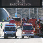8.11.2022. Naprawa. Ćwiczenia straży pożarnej, pogotowia ratunkowego i policji w tunelu na trasie S7 / Fot. PAP - Grzegorz Momot