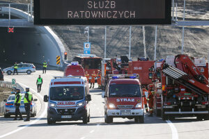 8.11.2022. Naprawa. Ćwiczenia straży pożarnej, pogotowia ratunkowego i policji w tunelu na trasie S7 / Fot. PAP - Grzegorz Momot