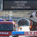8.11.2022. Naprawa. Ćwiczenia straży pożarnej, pogotowia ratunkowego i policji w tunelu na trasie S7 / Fot. PAP - Grzegorz Momot