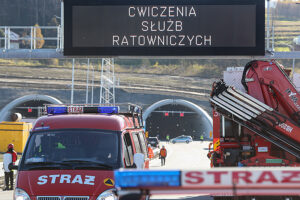 8.11.2022. Naprawa. Ćwiczenia straży pożarnej, pogotowia ratunkowego i policji w tunelu na trasie S7 / Fot. PAP - Grzegorz Momot