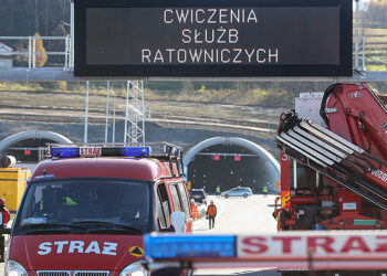 8.11.2022. Naprawa. Ćwiczenia straży pożarnej, pogotowia ratunkowego i policji w tunelu na trasie S7 / Fot. PAP - Grzegorz Momot