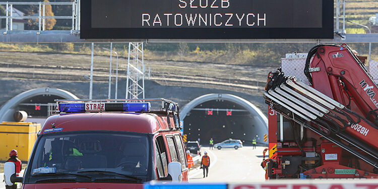 8.11.2022. Naprawa. Ćwiczenia straży pożarnej, pogotowia ratunkowego i policji w tunelu na trasie S7 / Fot. PAP - Grzegorz Momot