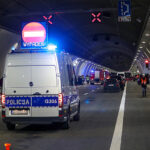 8.11.2022. Naprawa. Ćwiczenia straży pożarnej, pogotowia ratunkowego i policji w tunelu na trasie S7 / Fot. PAP - Grzegorz Momot