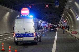 8.11.2022. Naprawa. Ćwiczenia straży pożarnej, pogotowia ratunkowego i policji w tunelu na trasie S7 / Fot. PAP - Grzegorz Momot