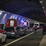 8.11.2022. Naprawa. Ćwiczenia straży pożarnej, pogotowia ratunkowego i policji w tunelu na trasie S7 / Fot. PAP - Grzegorz Momot