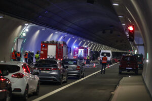 8.11.2022. Naprawa. Ćwiczenia straży pożarnej, pogotowia ratunkowego i policji w tunelu na trasie S7 / Fot. PAP - Grzegorz Momot