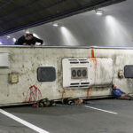 8.11.2022. Naprawa. Ćwiczenia straży pożarnej, pogotowia ratunkowego i policji w tunelu na trasie S7 / Fot. PAP - Grzegorz Momot