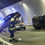 8.11.2022. Naprawa. Ćwiczenia straży pożarnej, pogotowia ratunkowego i policji w tunelu na trasie S7 / Fot. PAP - Grzegorz Momot