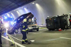 8.11.2022. Naprawa. Ćwiczenia straży pożarnej, pogotowia ratunkowego i policji w tunelu na trasie S7 / Fot. PAP - Grzegorz Momot