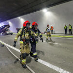 8.11.2022. Naprawa. Ćwiczenia straży pożarnej, pogotowia ratunkowego i policji w tunelu na trasie S7 / Fot. PAP - Grzegorz Momot