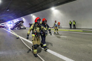 8.11.2022. Naprawa. Ćwiczenia straży pożarnej, pogotowia ratunkowego i policji w tunelu na trasie S7 / Fot. PAP - Grzegorz Momot