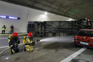 8.11.2022. Naprawa. Ćwiczenia straży pożarnej, pogotowia ratunkowego i policji w tunelu na trasie S7 / Fot. PAP - Grzegorz Momot