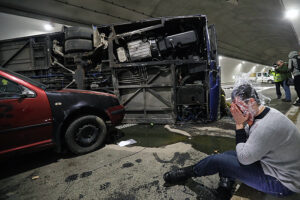 8.11.2022. Naprawa. Ćwiczenia straży pożarnej, pogotowia ratunkowego i policji w tunelu na trasie S7 / Fot. PAP - Grzegorz Momot