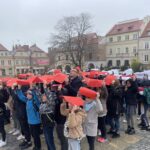 10.11.2022. Sandomierz. Rynek. Żywa flaga / Fot. Grażyna Szlęzak - Radio Kielce