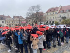 10.11.2022. Sandomierz. Rynek. Żywa flaga / Fot. Grażyna Szlęzak - Radio Kielce