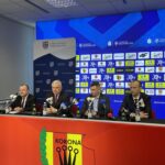 29.11.2022. Kielce. Marszałek przekazuje pieniądze dla Korony Kielce. Na zdjęciu (od lewej): Marek Boguslawski - wicemarszałek województwa świętokrzyskiego, Andrzej Bętkowski - marszałek województwa świętokrzyskiego, Łukasz Jabłoński - prezes Korona SA, Sławomir Gierada - radny wojewódzki, członek rady nadzorczej Korona SA / Fot. Michał Kita - Radio Kielce