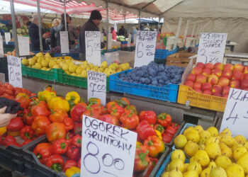 21.11.2022. Kielce. Miejski Plac Targowy. Warzywa i owoce / Fot. Marzena Smoręda – Radio Kielce