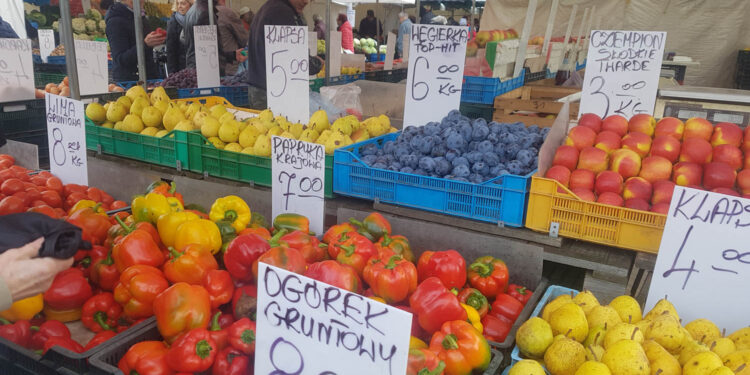 21.11.2022. Kielce. Miejski Plac Targowy. Warzywa i owoce / Fot. Marzena Smoręda – Radio Kielce