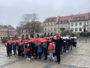 10.11.2022. Sandomierz. Rynek. Żywa flaga / Fot. Grażyna Szlęzak - Radio Kielce