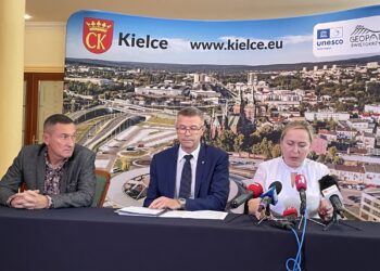 04.11.2022. Kielce. Konferencja Bogdana Wenty. Na zdjęciu (od lewej): Grzegorz Świercz - doradca prezydenta Kielc, radny sejmiku, Bogdan Wenta - prezydent Kielc, Anna Kibortt - radna / Fot. Michał Kita - Radio Kielce