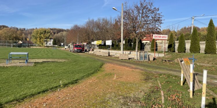 04.11.2022. Klimontów. Stadion - budowa bieżni / Fot. Grażyna Szlęzak - Radio Kielce