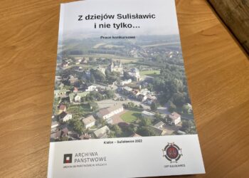 Książka „Z dziejów Sulisławic i nie tylko” / Fot. Grażyna Szlęzak - Radio Kielce