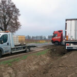 02.11.2022. Okalina-Kolonia. Ciężarówka wjechała do rowu przy drodze krajowej nr 9 / źródło: policja