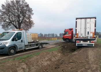 02.11.2022. Okalina-Kolonia. Ciężarówka wjechała do rowu przy drodze krajowej nr 9 / źródło: policja